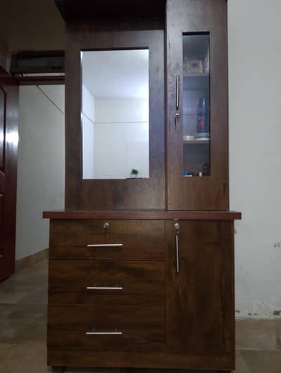1 Divider and 1 dressing table