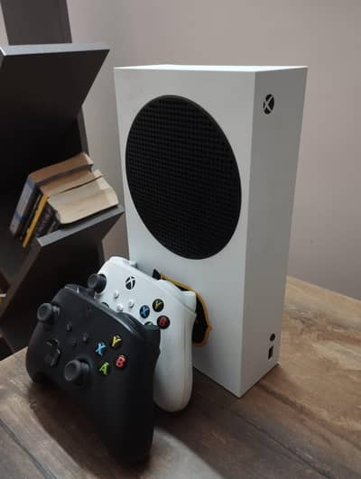 xbox series S 512gb with 2 controllers