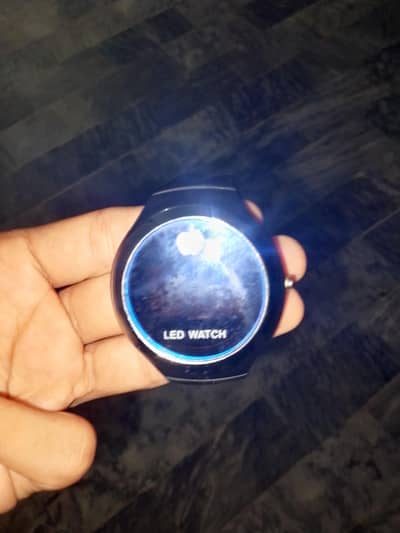 women,s watch 2 days used watch sell is 200 rupys