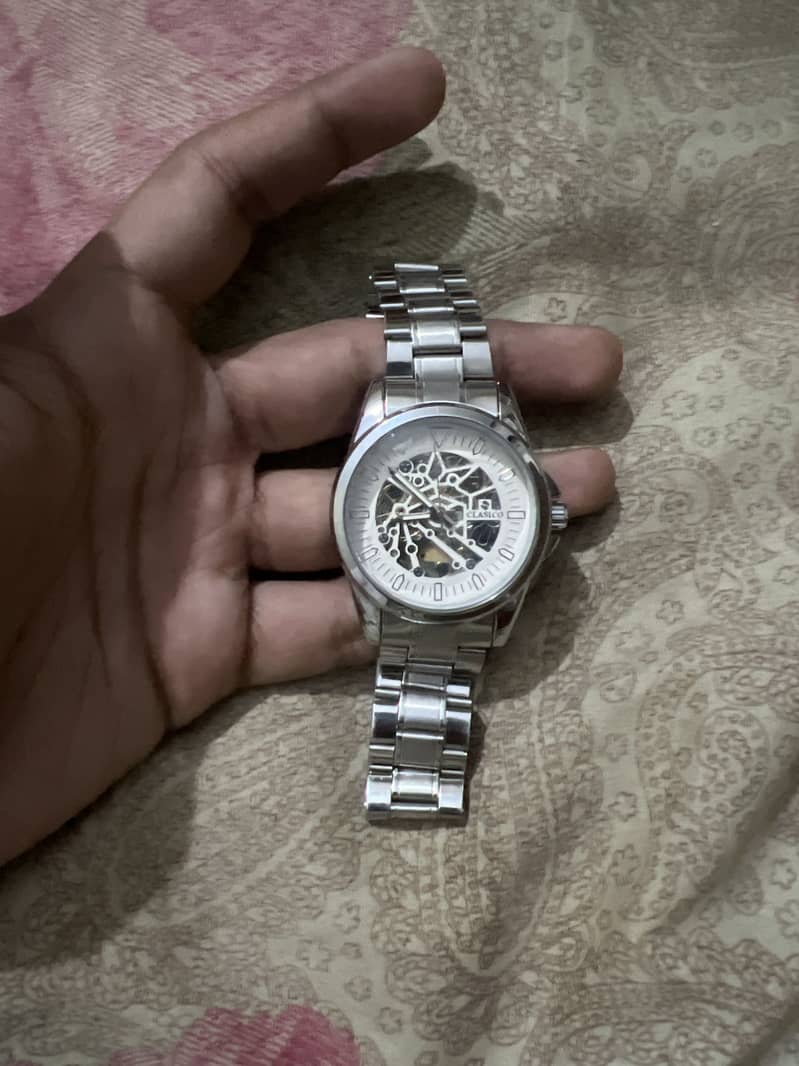 Men watch 0