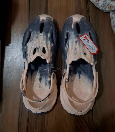 Crocs Size 9 (Brand New)
