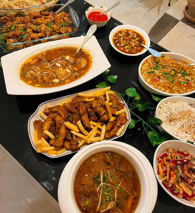 میں کک ہوں پاکستانی کھانے سب بنا لیتا ہوں اگر کسی کو گھر پر کک چائیے ت 1
