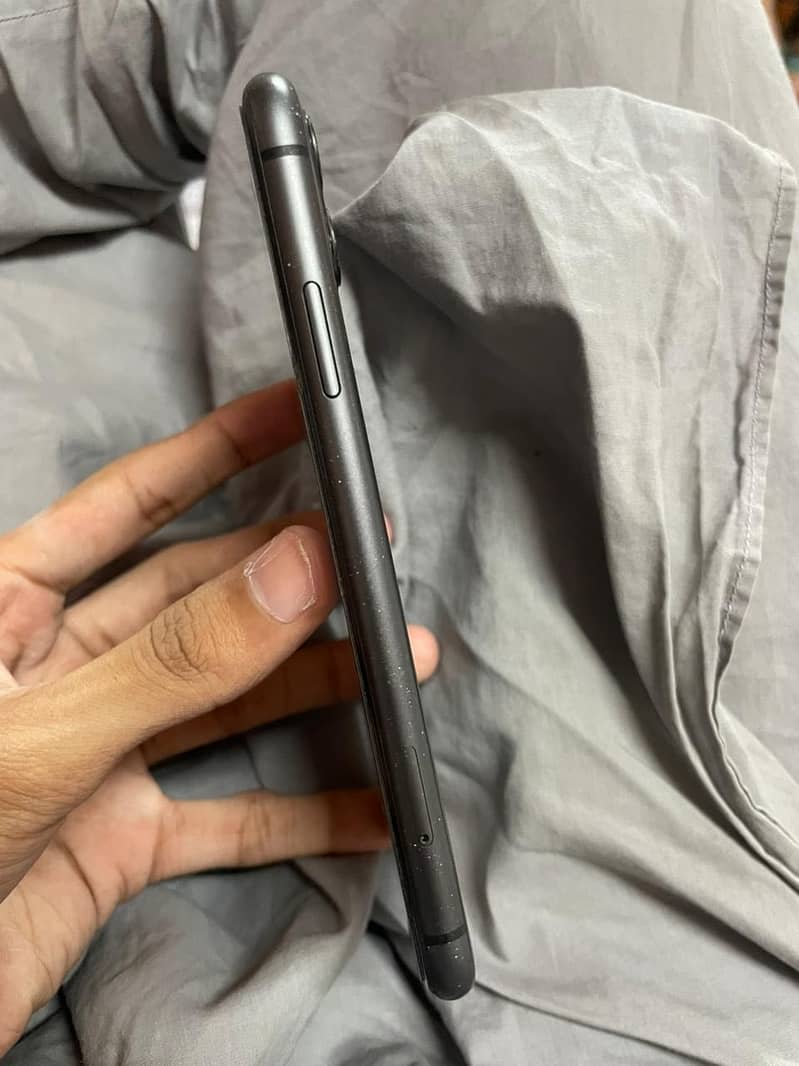 iPhone 11 4