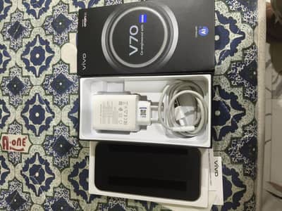 Vivo V70 Grey Color only 28 days used. .      12/256 Gb