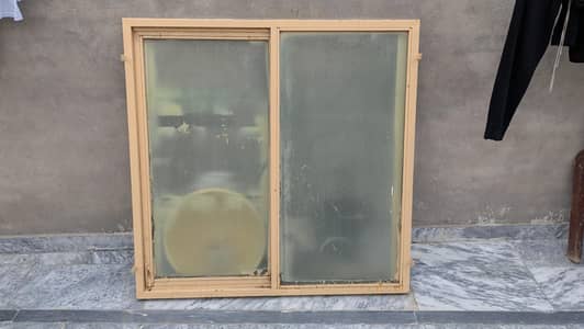 lohy ki 4 by 4 ki window hai.