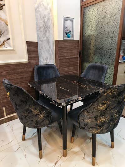 Dining tabel by Hub furniture