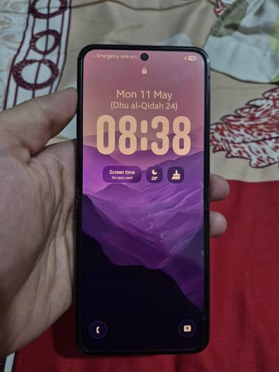 Samsung Galaxy Z Flip 5 – Flagship Phone (Minor Issue) FOR SALE!