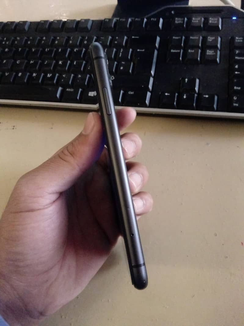 Apple iPhone 11 4