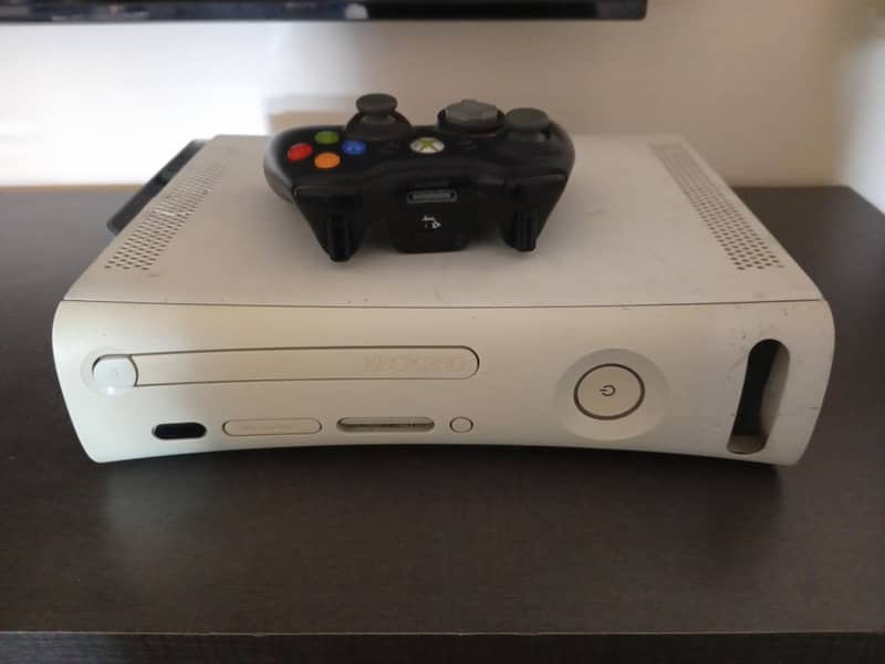Xbox 360 With Wireless Controller 0