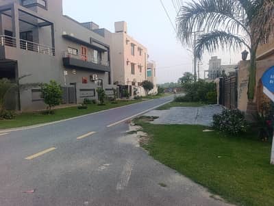 Corner Plot 35*65 Size Near Park Masjid Commercial