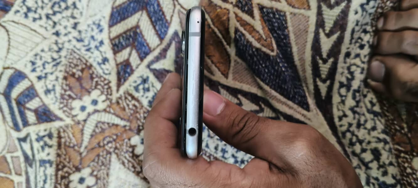 Sharp Aquos R3 4