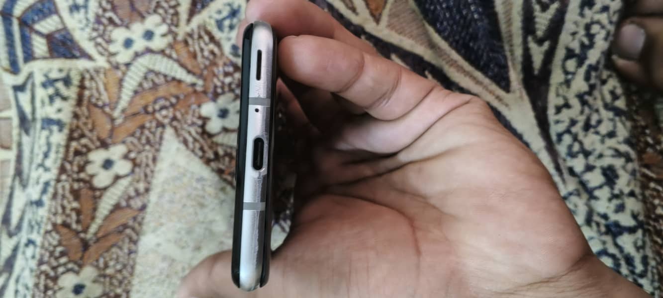 Sharp Aquos R3 5