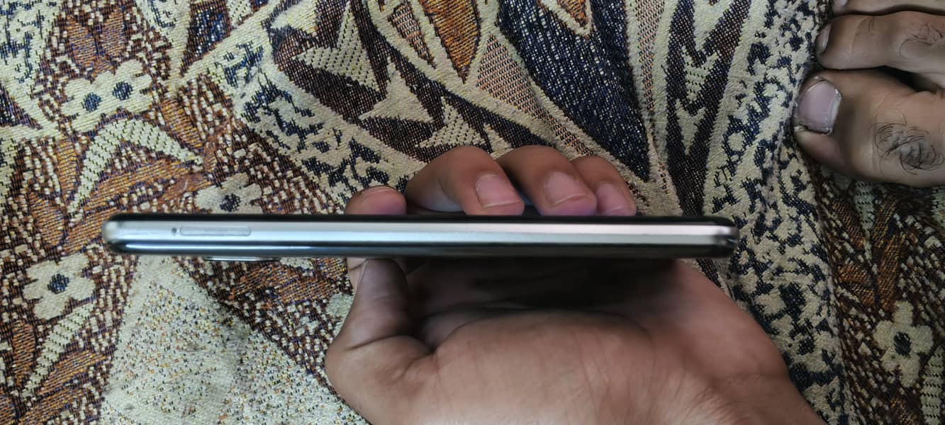 Sharp Aquos R3 6