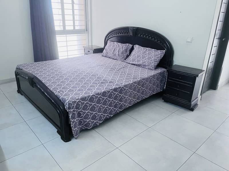 King size bed 0