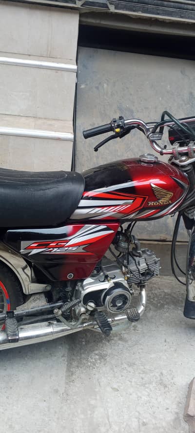 new Tanki tapy ha Kal aye the par Maine new bike Leni ha dual color ha