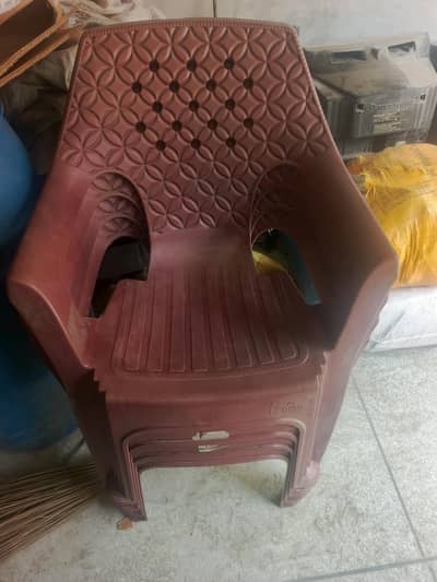4 chairs or ak table hay  or new bilkul saf condition ma hy 2 manth hy