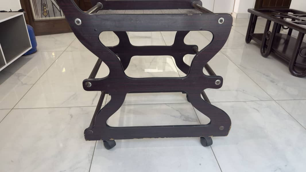 Central table and trolly 4