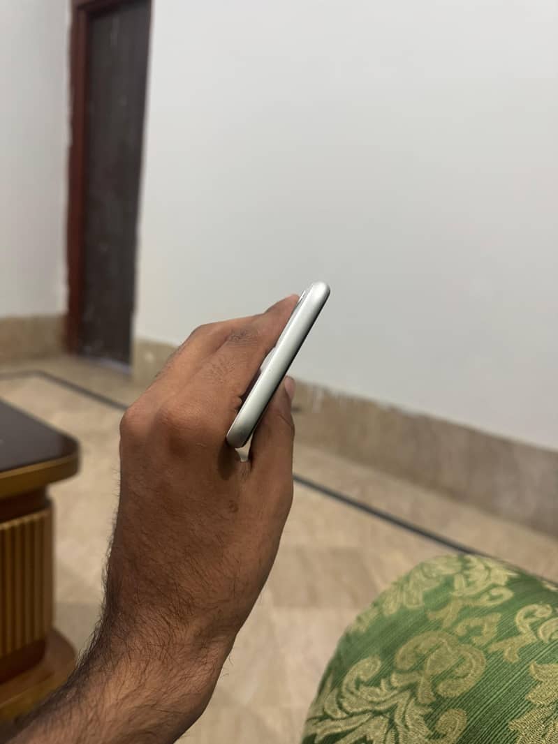iPhone 11 4
