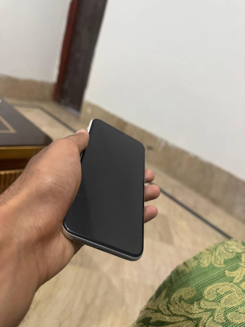 iPhone 11 5