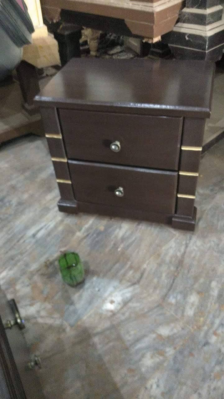 Queen size bed side table dressing 1