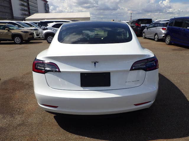 TESLA MODEL 3 13