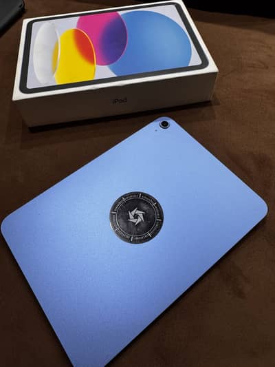 APPLE IPAD 11 GEN 256 GB WITH BOX AND CHARGER