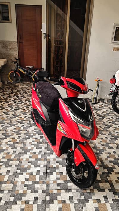 yj future green electric scooty