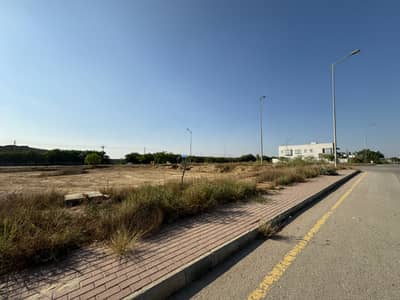 500 Sq Yd Boulevard Category Plot in Precinct-4, Just 3 Mins Drive from Main Gate Entrance Surrounded by Park, Mosque, Sports Complex & Shopping Gallery. Ideal for Residence or Investment. Call Now!