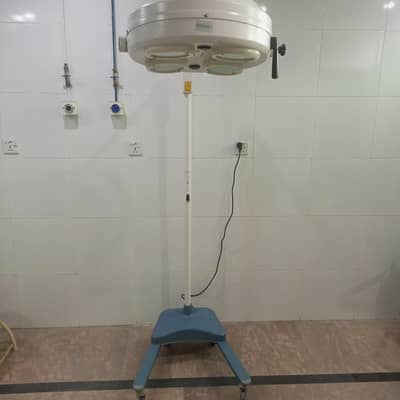 Brand New Surgical OT Light (4 Bulb Halogen) – Mobile Stand – Unused