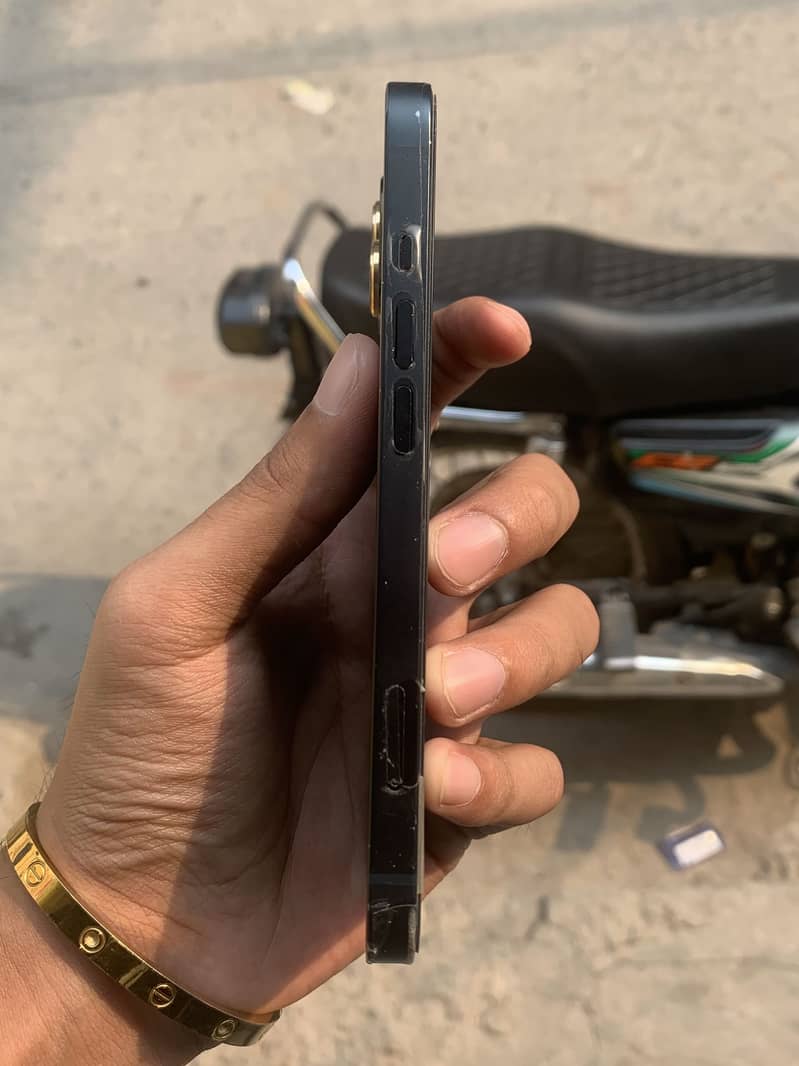iPhone 13 3