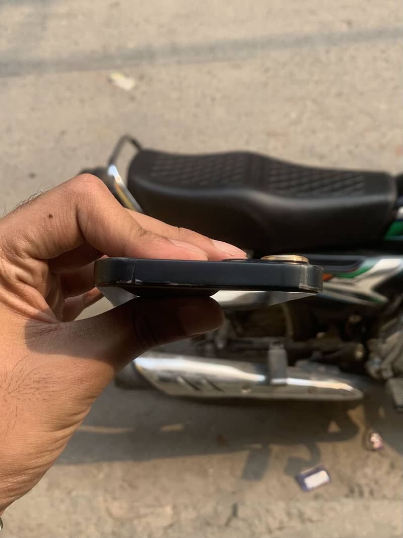 iPhone 13 4
