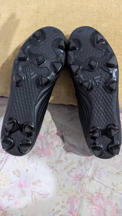 Sports Football Shoes – Strong Grip & Lightweight