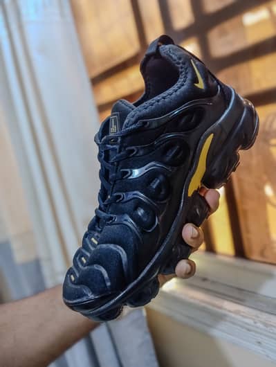 nike air vapormax plus black anthracite metallic gold