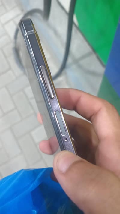dual sim ha baki daba charger saath ha