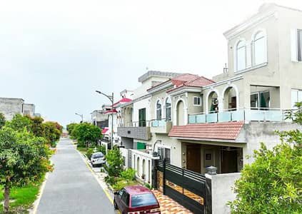 5 MARLA PLOT ON PRIME LOCATION NEAREST TO PARK AVAILABLE FOR SALE IN NEW LHR CITY