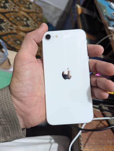 I phone se non pta 10/10  hai water pack hai battery health 86% All ok