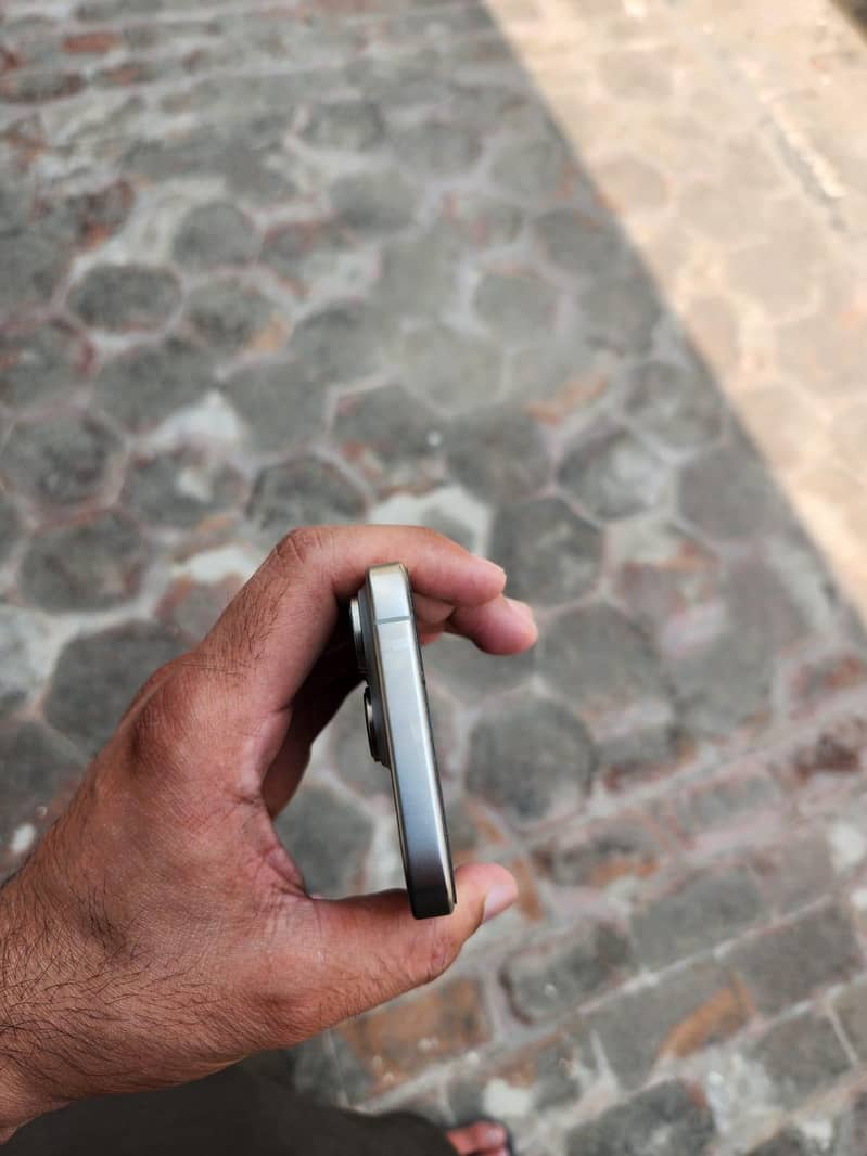 Apple iphone 16 Pro 0
