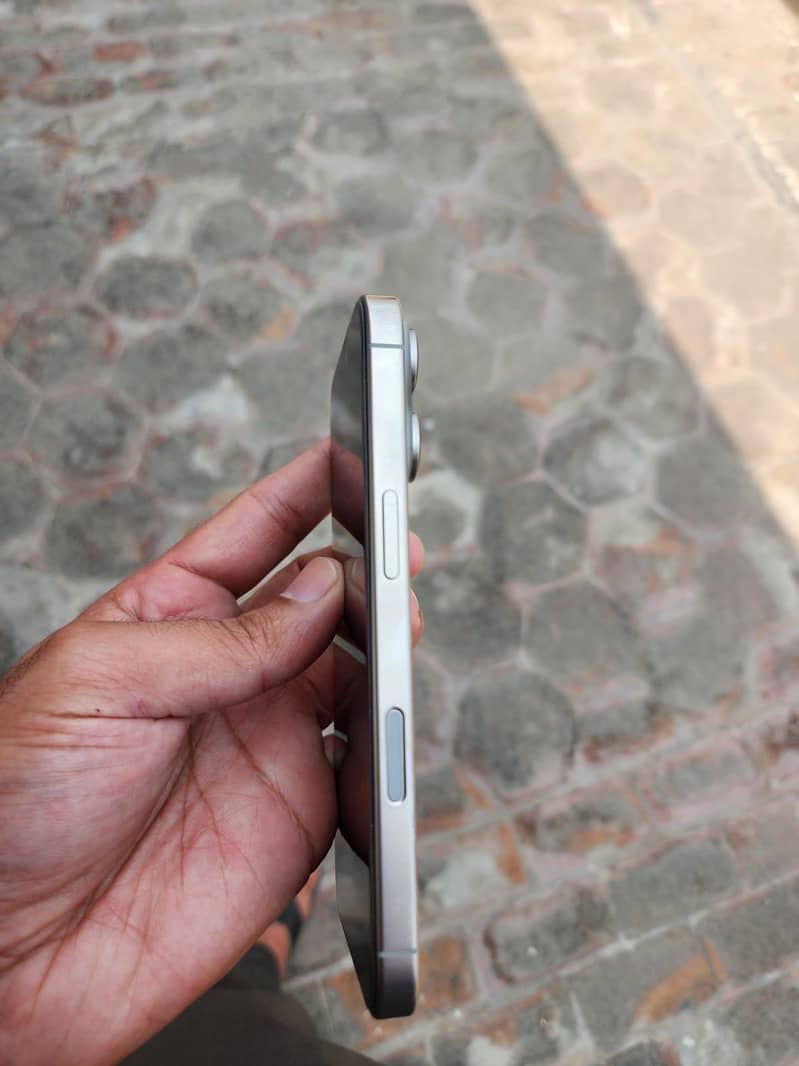 Apple iphone 16 Pro 1