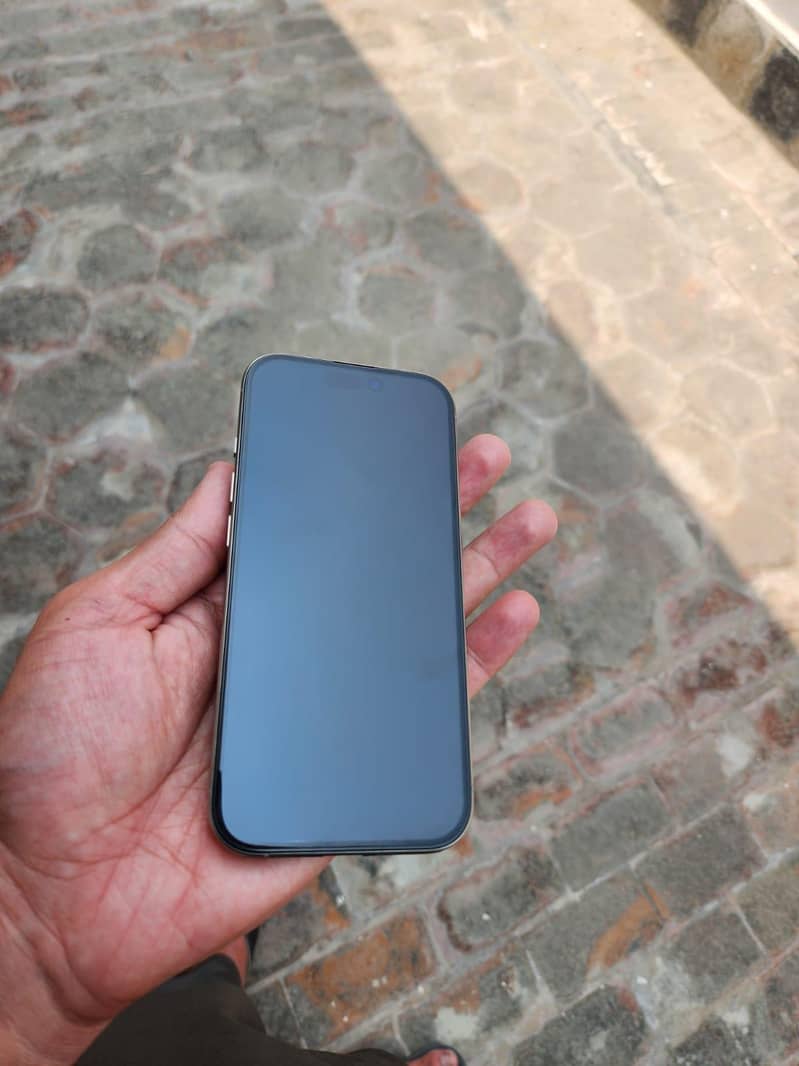 Apple iphone 16 Pro 4