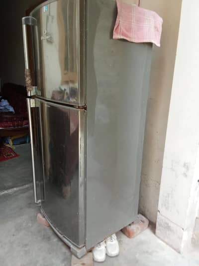fridge full size ربٹ issue or normal si gas's ka issue hai Baki all ok