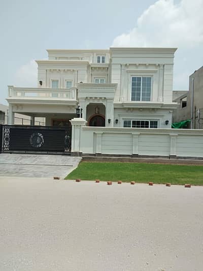 One kanal Spanish Design Upper Portion Lower Portion Lock For Rent at Prime Location of DHA Lahore Near To Park Masjid & Commercial Market