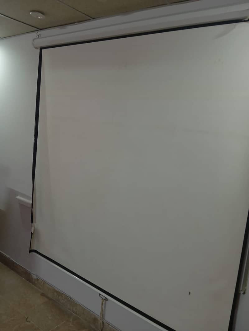 Multimedia-Projector Screen 0