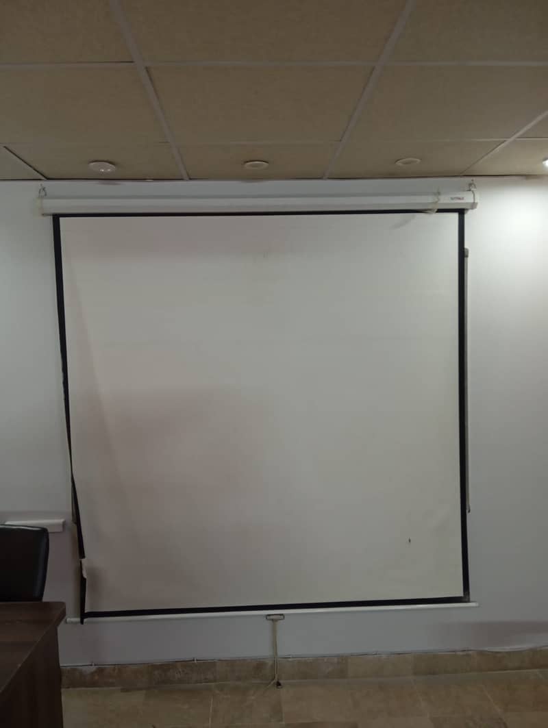 Multimedia-Projector Screen 1