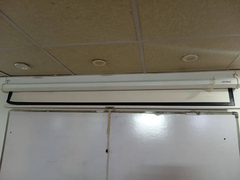 Multimedia-Projector Screen 2