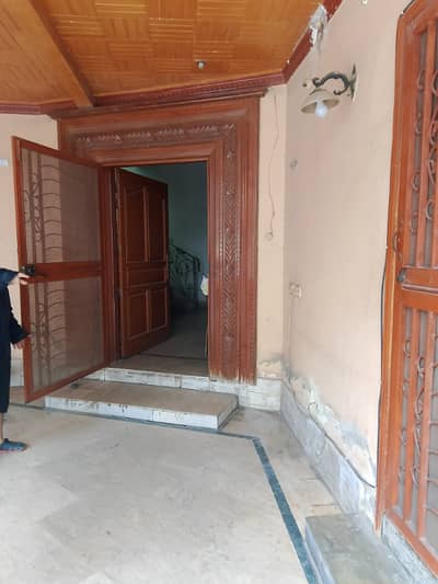 Kinal lower Portion near City School Facing Park available for rent in Johar town