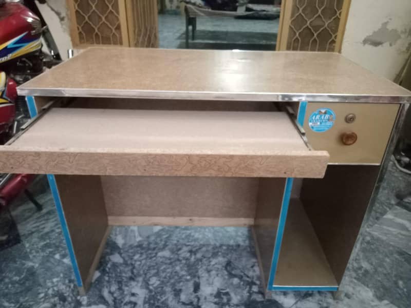 Computer Table 0