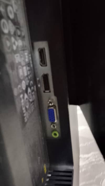 Lenovo LCD 22 inch HDMI and dp and vga