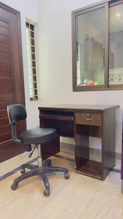 Office table and chair for sale