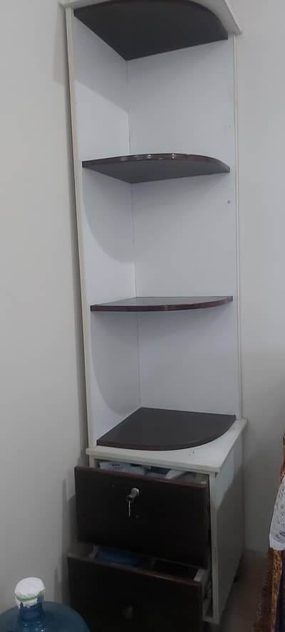 Corner table