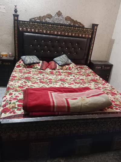 bed matras sheesh daraz or bartan almari sale krni hn argant